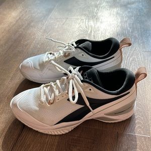 Diadora tennis shoes